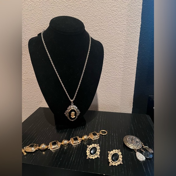 Jewelry - Classic Black Cameo Pendant Necklace set